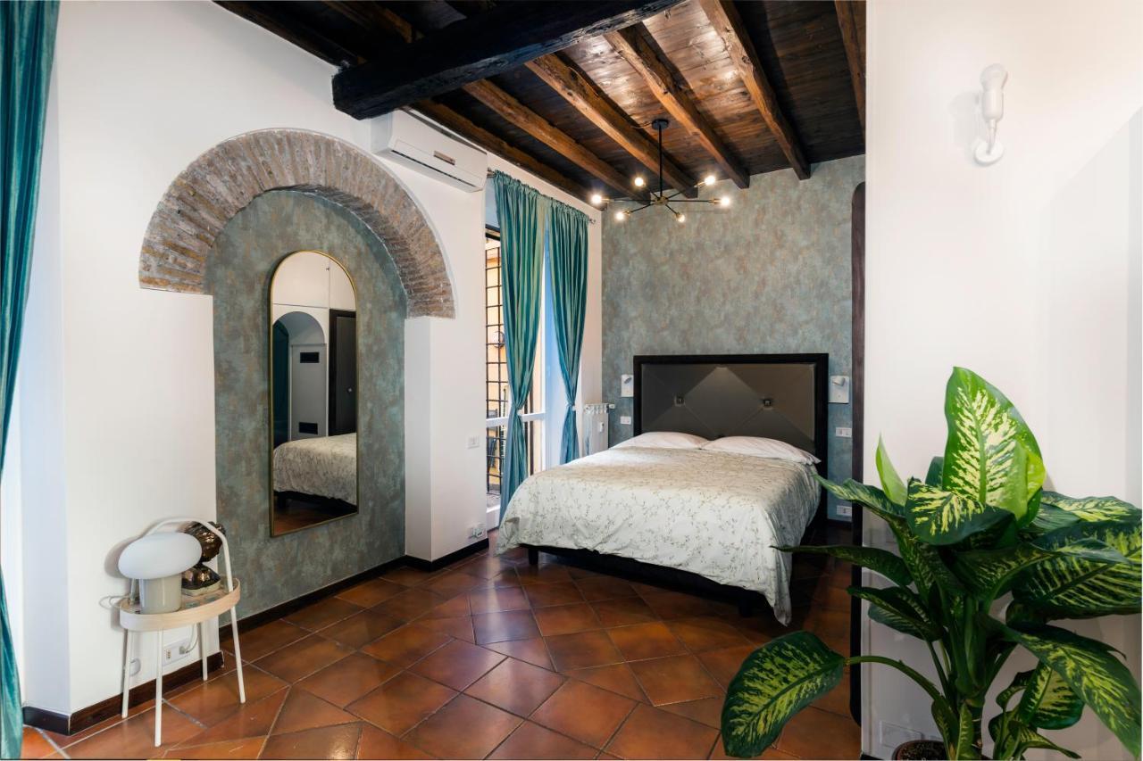 Quiet Trevi Fountain Apartment With Patio And Backyard ローマ エクステリア 写真