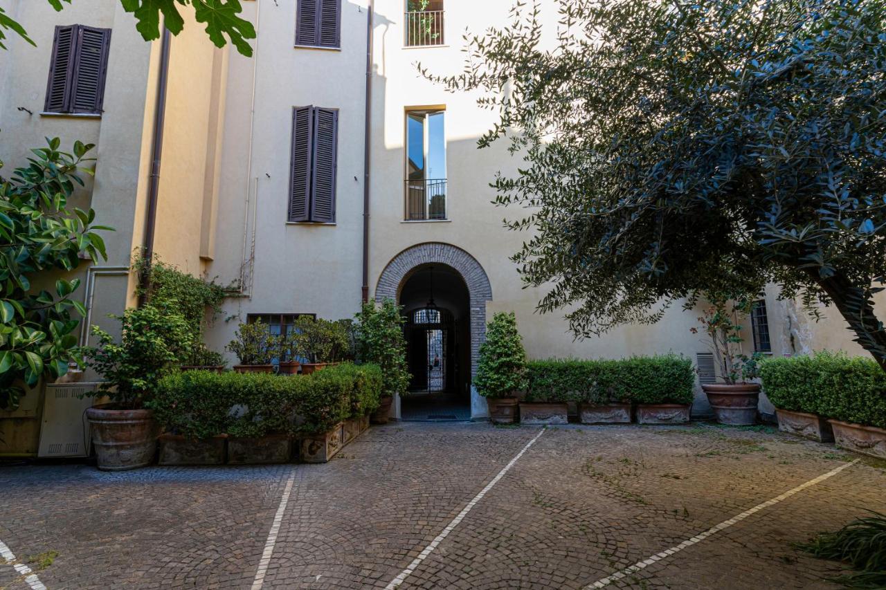 Quiet Trevi Fountain Apartment With Patio And Backyard ローマ エクステリア 写真