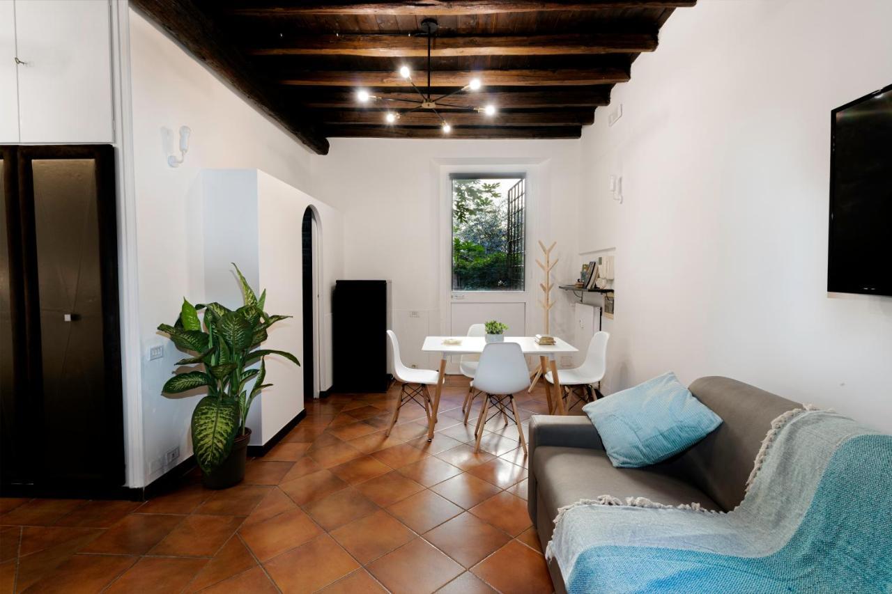 Quiet Trevi Fountain Apartment With Patio And Backyard ローマ エクステリア 写真