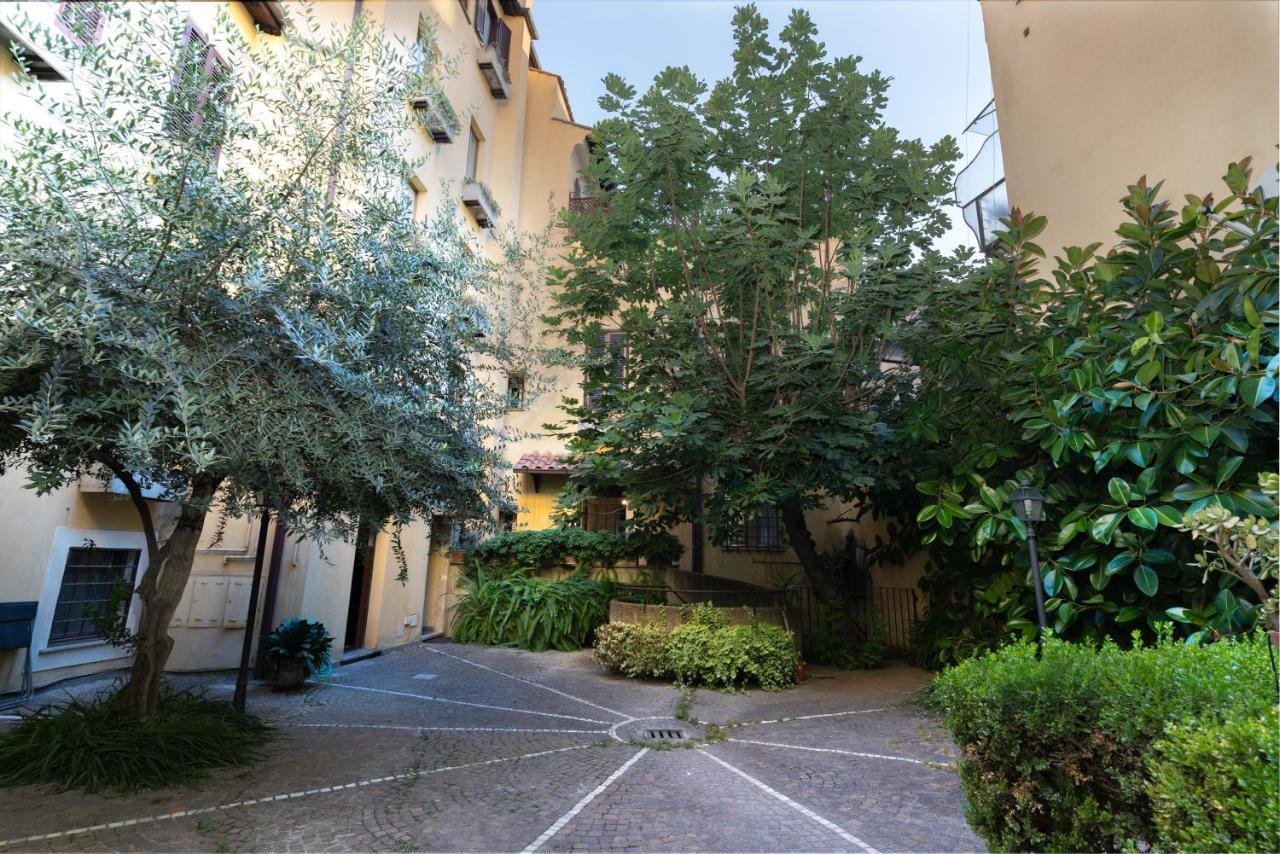 Quiet Trevi Fountain Apartment With Patio And Backyard ローマ エクステリア 写真