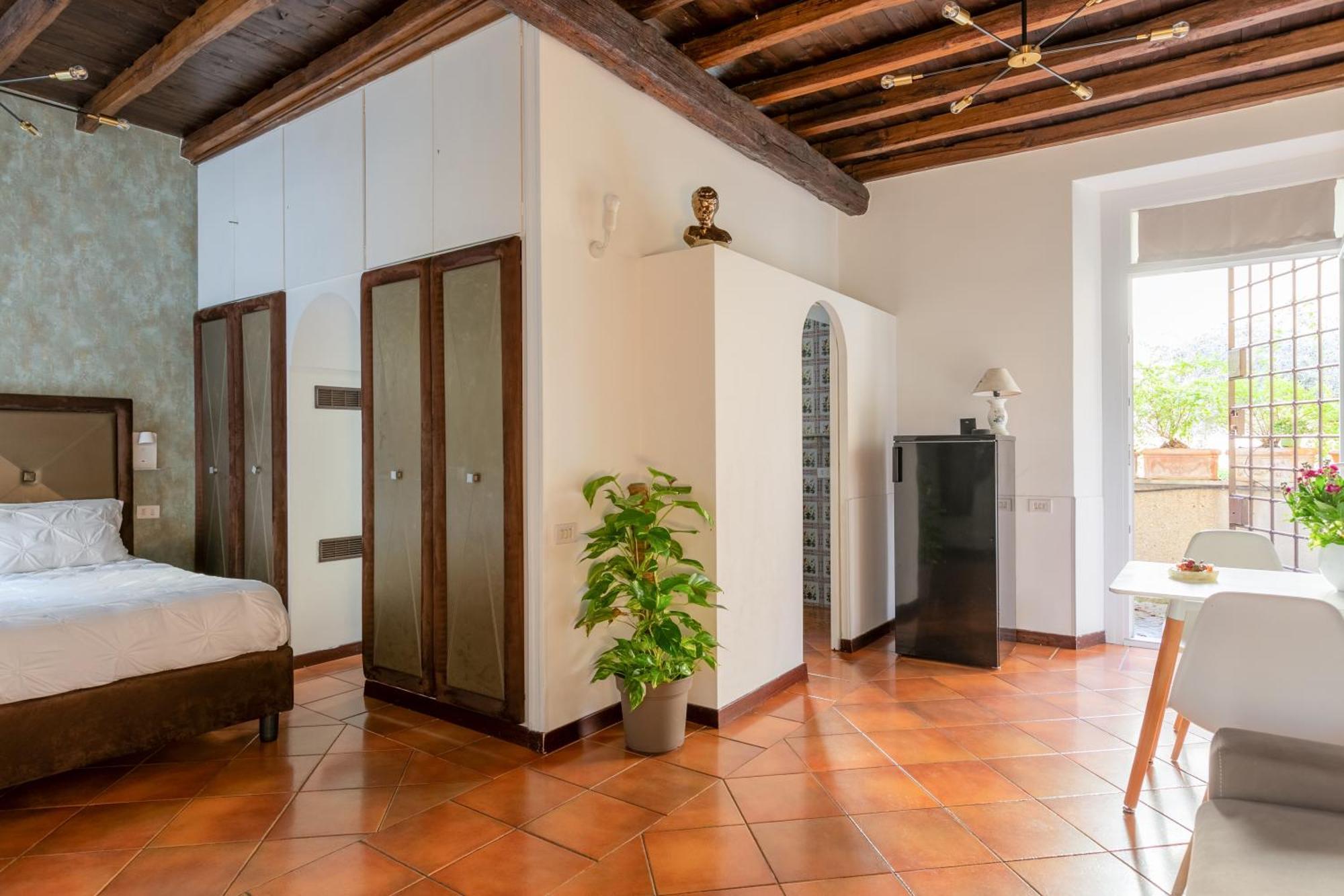 Quiet Trevi Fountain Apartment With Patio And Backyard ローマ エクステリア 写真