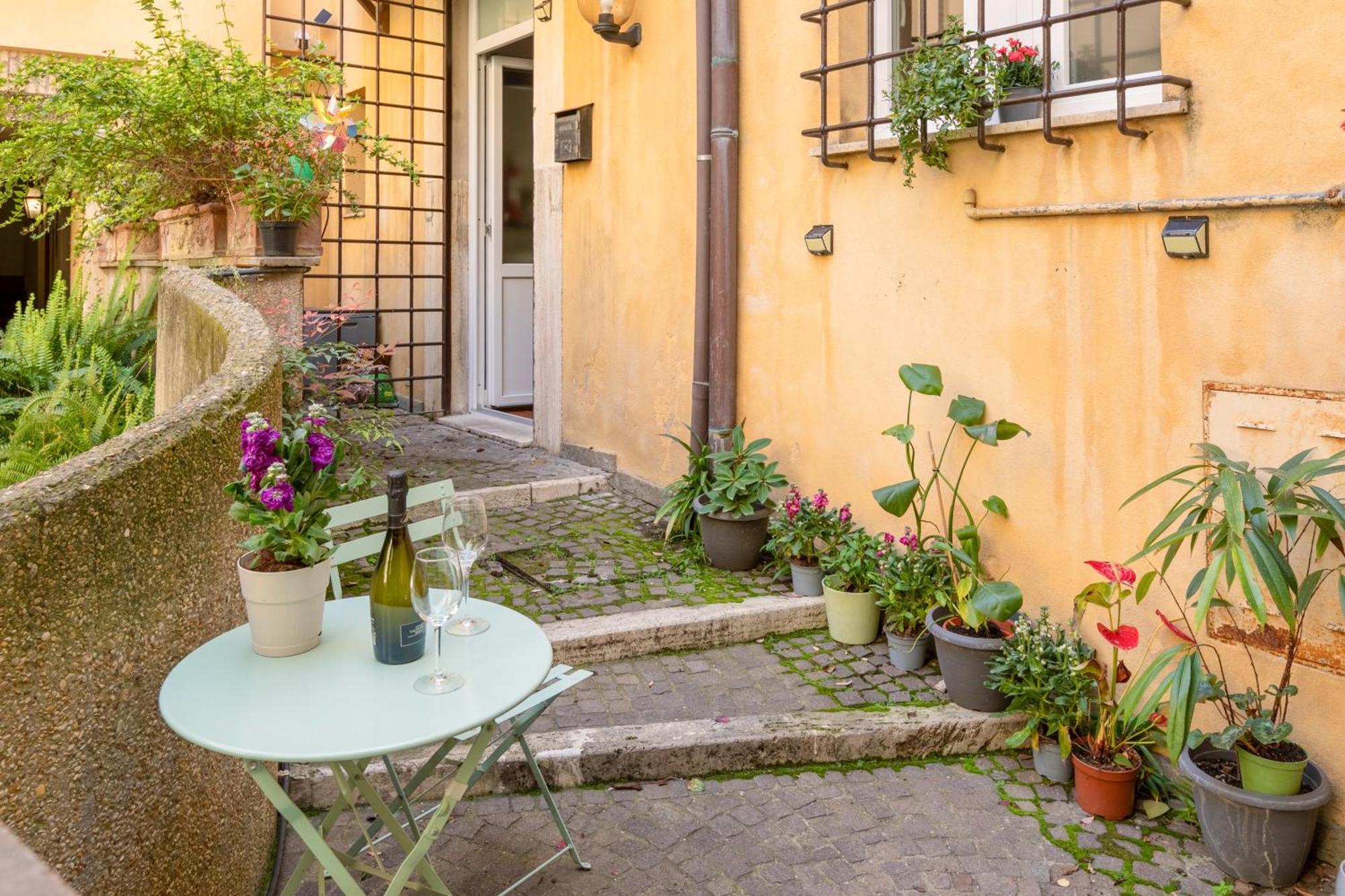 Quiet Trevi Fountain Apartment With Patio And Backyard ローマ エクステリア 写真