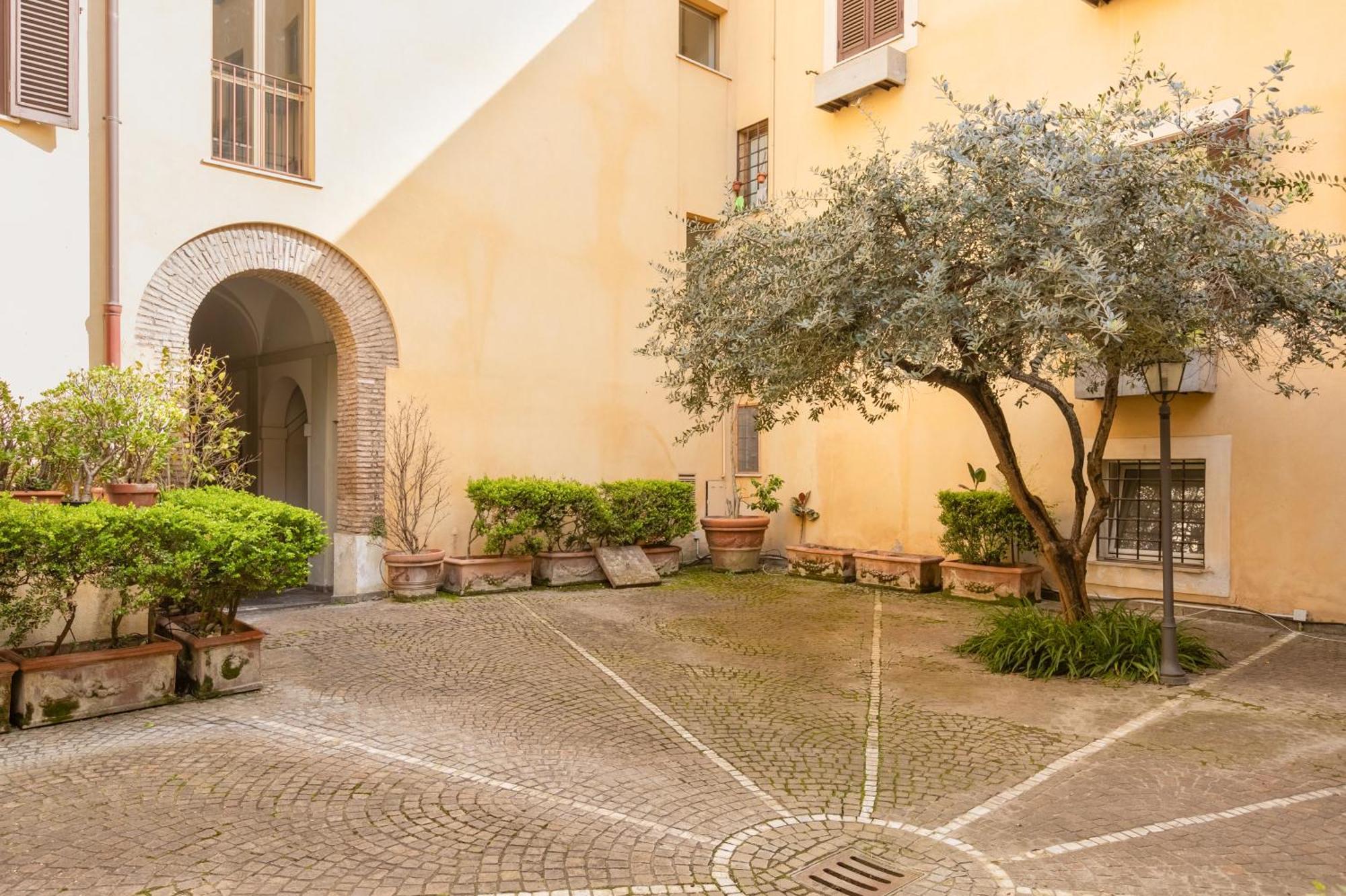Quiet Trevi Fountain Apartment With Patio And Backyard ローマ エクステリア 写真