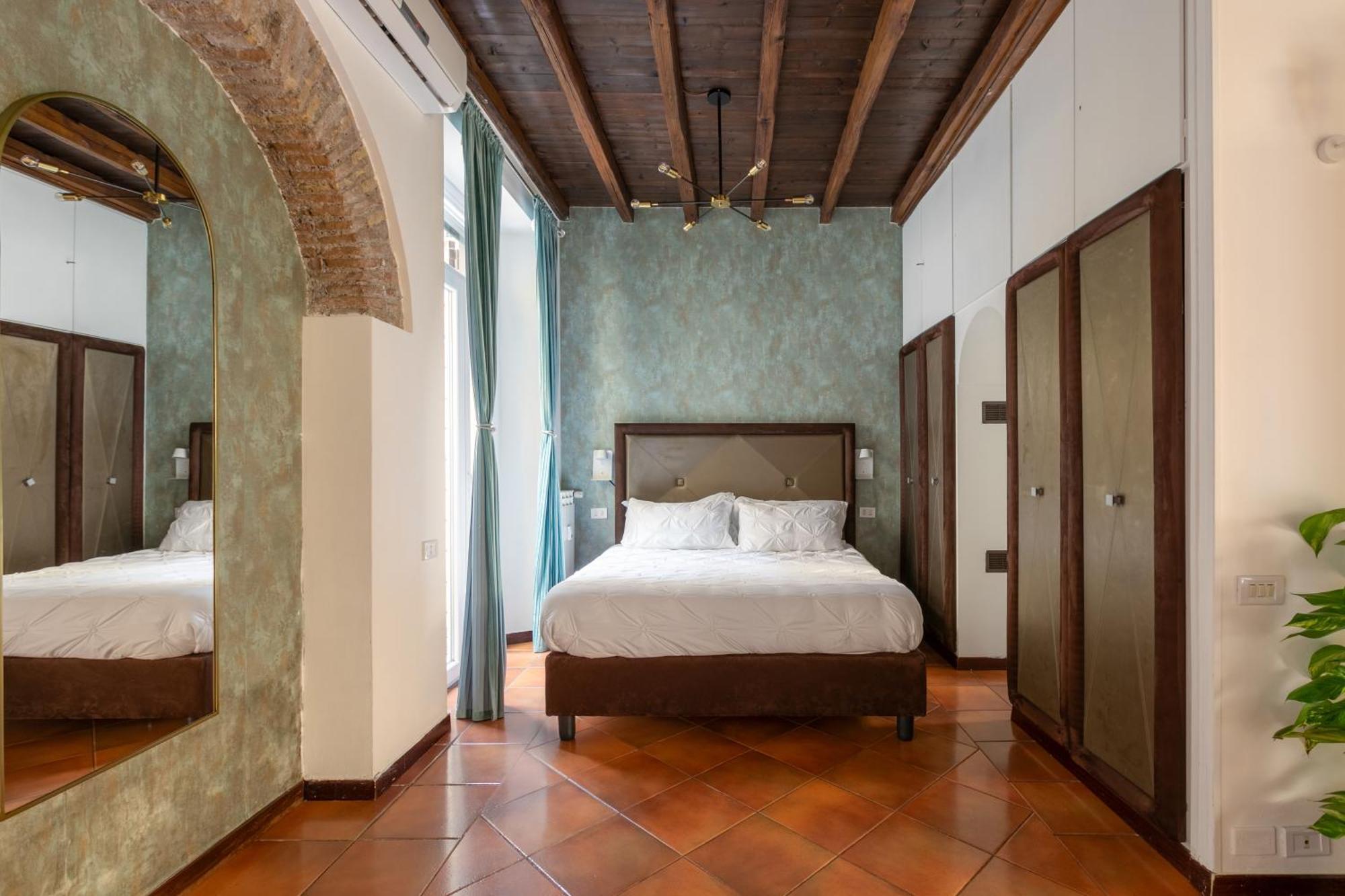 Quiet Trevi Fountain Apartment With Patio And Backyard ローマ エクステリア 写真